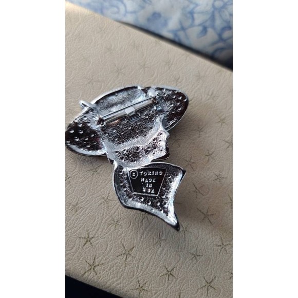 Torino Woman in Hat Brooch - Picture 10 of 10